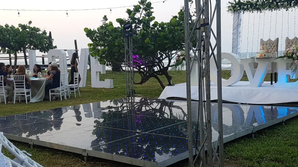 Pista y estructura truss instaladas en un jardín para un evento al aire libre.