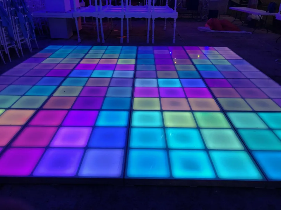 Pista de baile formada por paneles LED cuadrados de distintos colores.